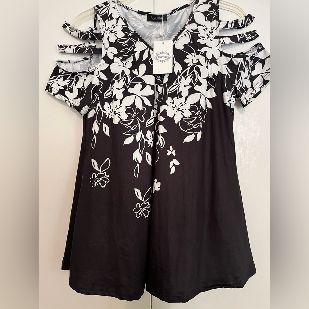 Chic Black and White Floral Blouse with Cut-Out Sleeves